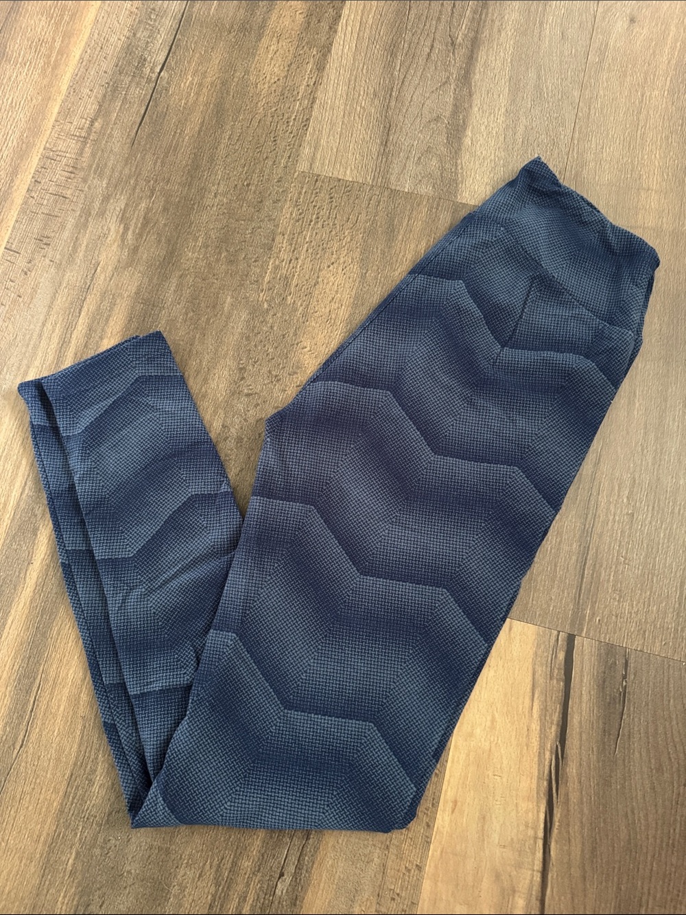 LuLaRoe women’s Chevron Leggings OS.  Gray
